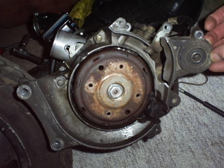 Honda SFX projekt af "KN Customs" - En SFX svaghed der viste sig under afpilningen af motorblok.
Dette er desværre noget der ofte sker med SFX blokke at de knækker LIGE præcis sådan der.
Men heldigvis et "godt" sted og tidspunkt den er knækket på da jeg ka lægge en aluminiums svejsning ovre på arbejdet så den blir BEDRE end da den var ny eftersom de jo alle er svage der (: billede 6