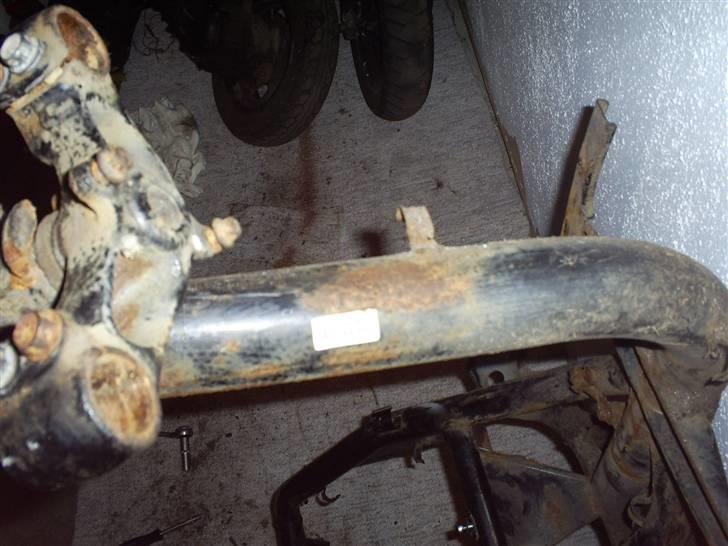 Honda SFX projekt af "KN Customs" - Billed af stel lige udner kronrør bag forhjul.
Det hvide er det lilel klistermærke med Egodkendelsesnummeret på.
SKu der ik være banket et stelnummer ind her? billede 10