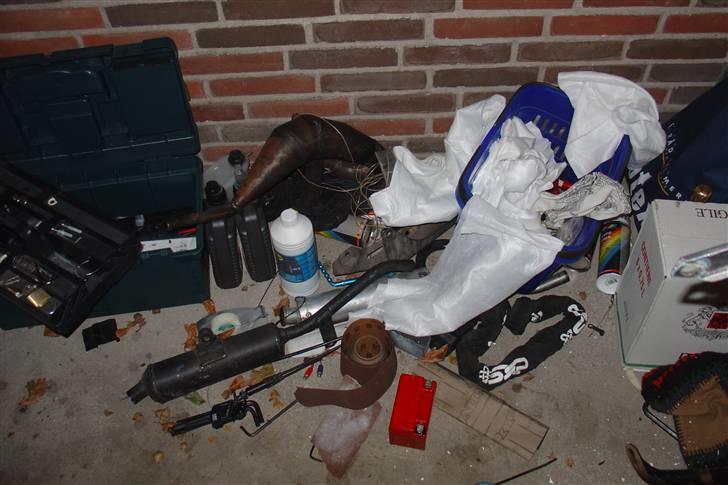 Suzuki SMX Projekt. - Std. udstødning.
Big one udstødning.
Batteri 
og en masse andre dele.
11/02 - 08 billede 27