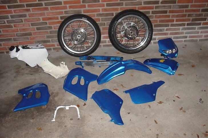 Suzuki SMX Projekt. - Skjolde, tank og fælge .
Nye dæk kommer på fælgene, og de fælgene bliver poleret helt op.
11/02 - 08 billede 28