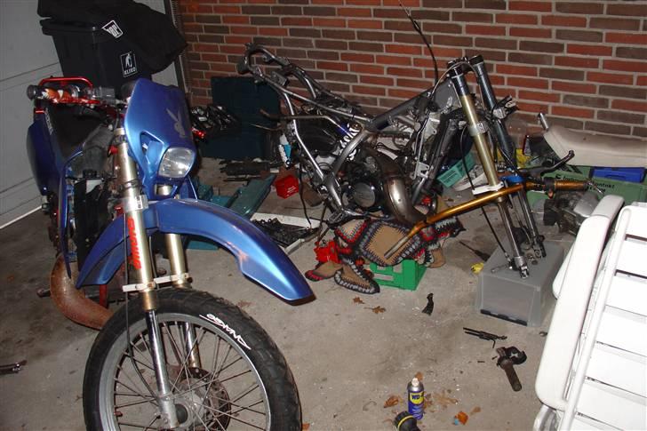 Suzuki SMX Projekt. - Smx'en i baggrunden.
Til venstre ses min brors RMX.
11/02 - 08 billede 29