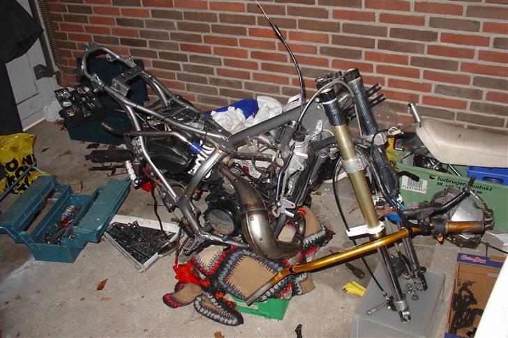 Suzuki SMX Projekt. - Alle skjolde af, og ved at pille styret af - nyt Hebostyr kommer . 
11/02 - 08. billede 32