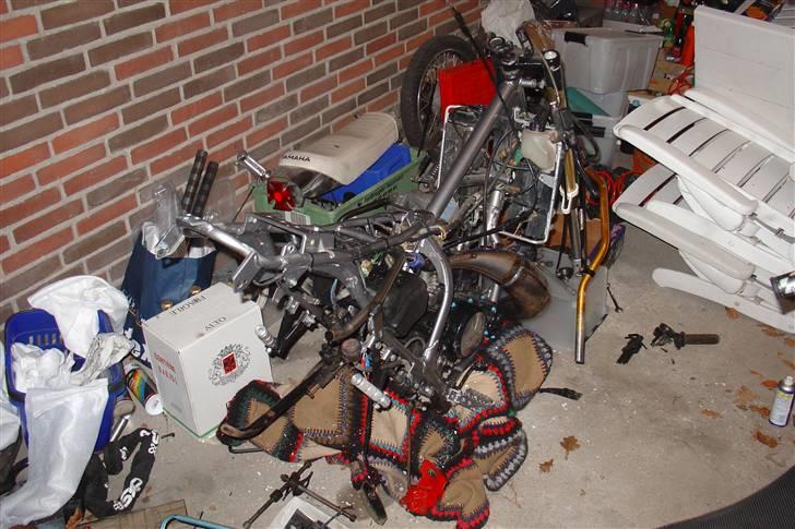 Suzuki SMX Projekt. - Alle skjolde af, og ved at pille styret af - nyt Hebostyr kommer . 
11/02 - 08 billede 33