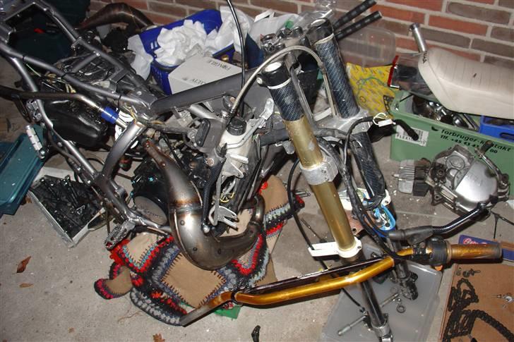 Suzuki SMX Projekt. - Alle skjolde af, og ved at pille styret af - nyt Hebostyr kommer . 
11/02 - 08 billede 34