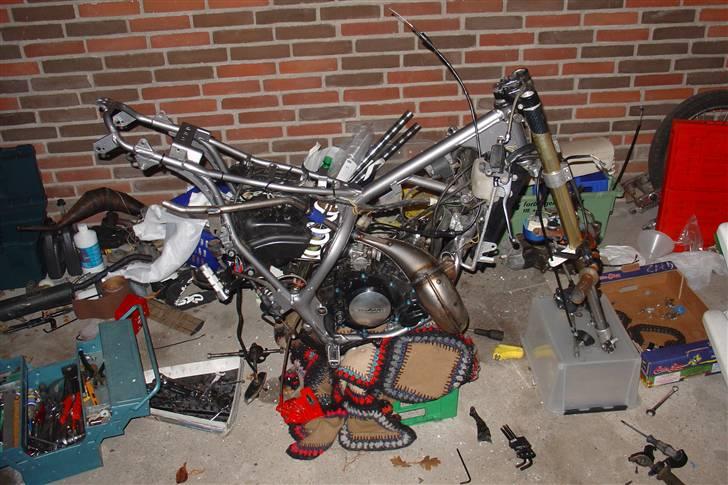 Suzuki SMX Projekt. - Alle skjolde af, og ved at pille styret af - nyt Hebostyr kommer . 
11/02 - 08 billede 35