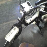 Min knallert og mit ben efter en spasser bilist