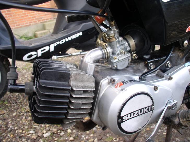 Suzuki Samurai DM50 2G Styling/tuningsprojekt - Min motor med specielt håndlavet topstykke planet i drejebænk 120 % lige Meget Lækkert cylinder med polerede skyllekanaler og 20 mm studs højglanspoleret stor dellorto spaco 18  karburator  højglanspoleret malossi powerfilter Meget lækkert portet udstødnings kanal samt højglanspoleret billede 3