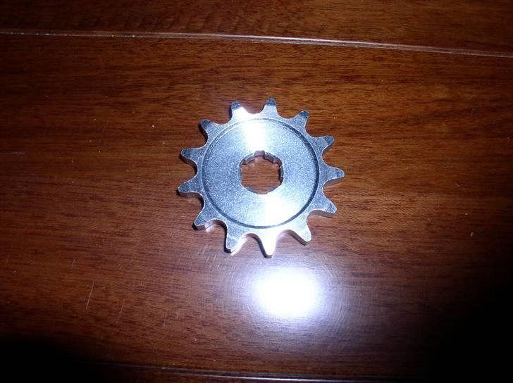 Suzuki Samurai DM50 2G Styling/tuningsprojekt - Jeps det er nemlig et 13 tands fortandhjul da 12 tænder foran slet ikke er nok ;-p billede 8
