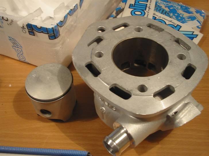 Honda sfx LC evo - Tænkte meget på Team dertil, men da det også køler under udstødningen er det nødvendig med ombygning af krumtap til rod 85, og det er knap så billigt, så måtte "nøjes" med evo lc men efter dets fræsning osv gav det også DEJLIGE skarpe port tider og kørte hele ca 73cc ;) billede 10