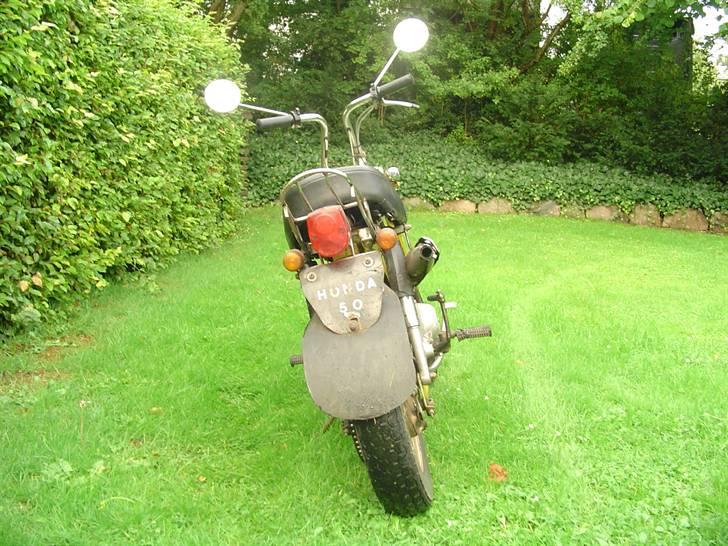 Min Honda Dax - Daxen bagfra, her har den stadig ekstra beskyttelse mod sprøjtende vand. billede 4