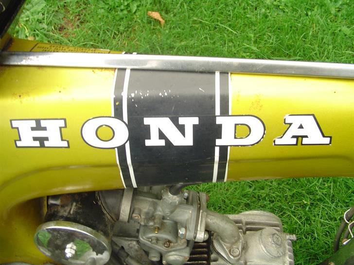 Min Honda Dax - Honda stafferingen, den ser ikke særlig køn ud der. billede 7