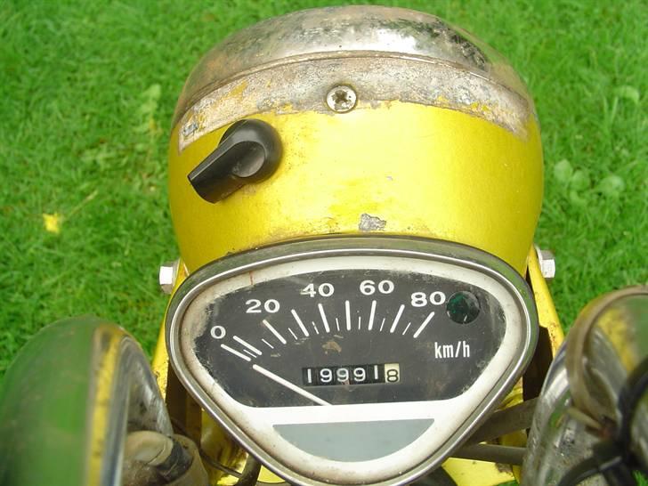 Min Honda Dax - Forlygten er ikke særlig køn, og der sidder rester fra gaffatape på den. billede 10