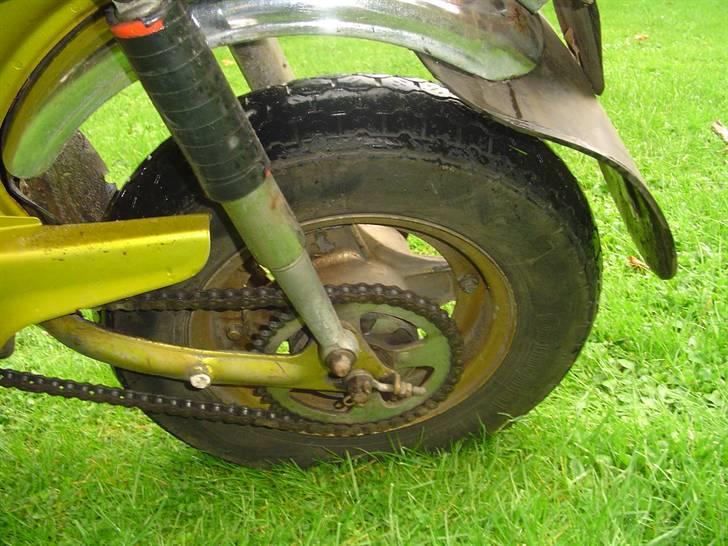 Min Honda Dax - Tidligere guldfarvede fælge, ligner mere bronze efter alle de år. billede 12