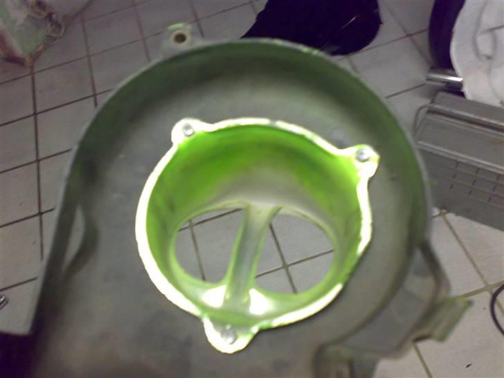 Insprtling af grisetryne - Så det kommer til at se sådan her ud.
skrug den fast med nogle små skruer indefra, så er man nemlig fri for at holde den på plads

Det gode ved at gøre det på den her måde er fordi det bliver 100 gange lettere og sætte gitter i når men er færdig .. billede 2