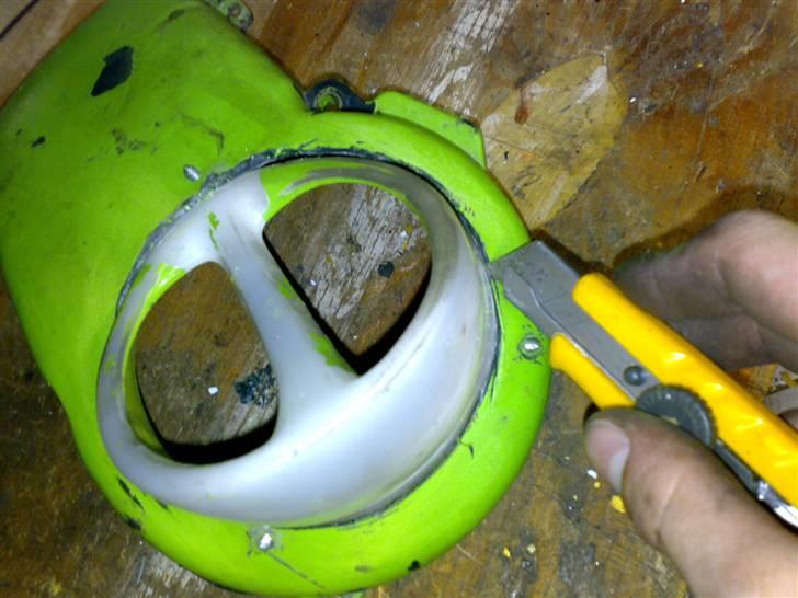 Insprtling af grisetryne - En godt måde og skære til er ved at sære med en stanley kniv mens trynen sidder på billede 3