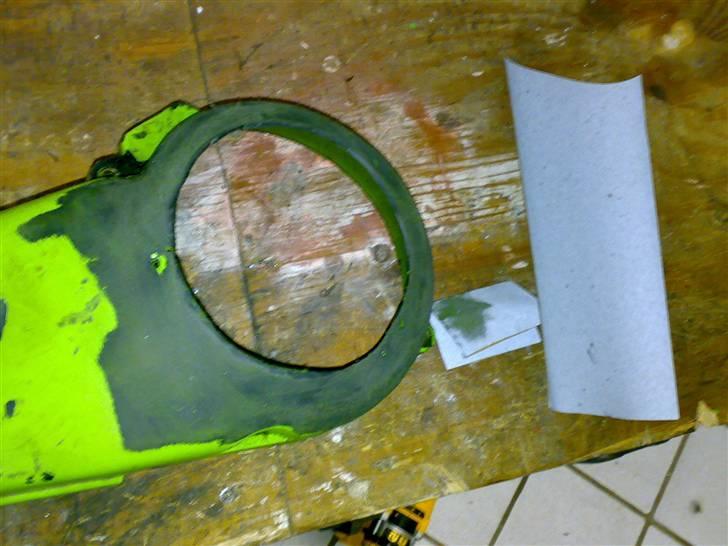 Insprtling af grisetryne - Så skal der slibes ren, ikk for grov, ikk for fin  korn 80 - 100 ca ..  
efter det skal trynen self os slibes og sættes i igen med de 3 skruer billede 4