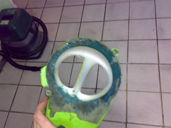 Insprtling af grisetryne - På med glasfiber spartel. (husk forhelved og lim den fast inden, da spartlen ikk kan holde den) billede 5