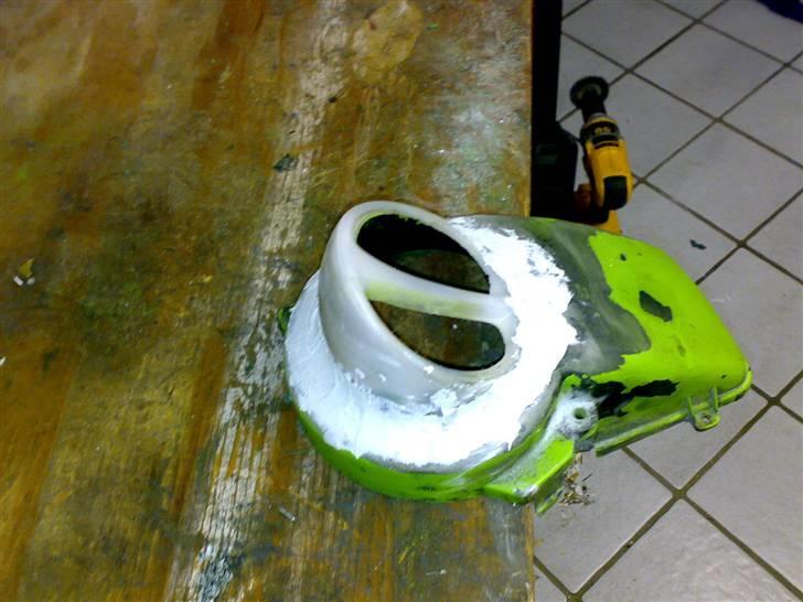 Insprtling af grisetryne - Der efter, på med noget finspartel (man kan os bare bruge finspartel fra starten af, men glasfiber holder lidt bedre i bunden) og slib det ned billede 10