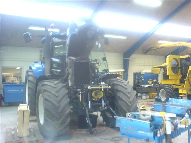 Maskinpartner A/S i Billund - Ved at, montere en He-Va frrontlift og pto på en TG285. for at der kan blive monteret en kardan aksel, skal der sættes en anden køler på billede 17