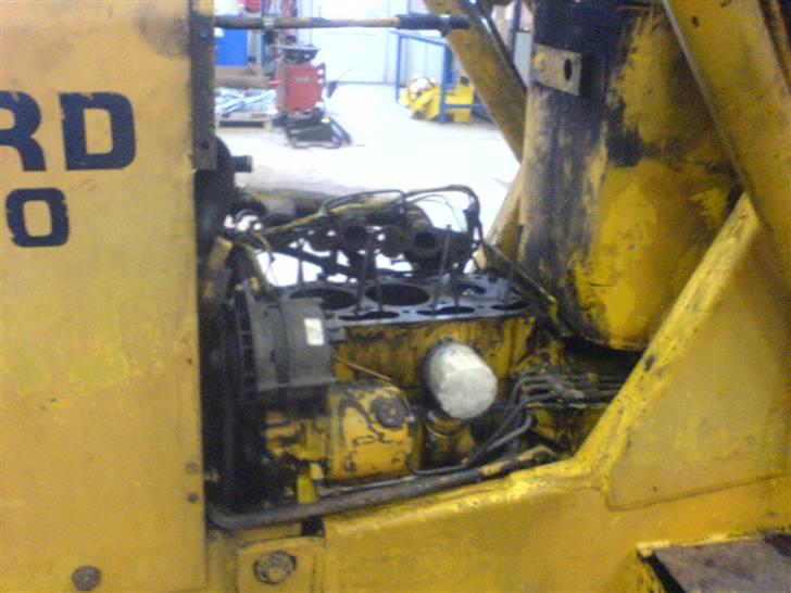 Maskinpartner A/S i Billund - Her er jeg ved at skifte toppakning på en ford 550 rendegraver. billede 22