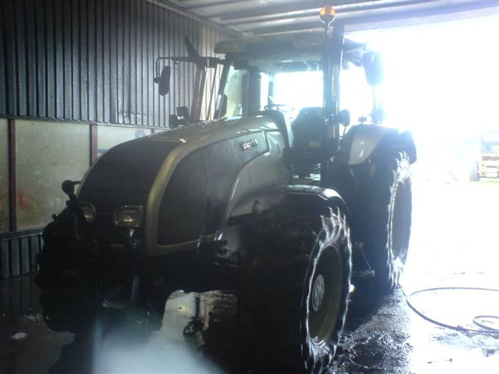 Maskinpartner A/S i Billund - Klargøring til afhentning. Den er blevet smurt, støvsuget, pudset ruder, fået vinyl rens over alt i kabinen, fået vinyl makeup i hele kabinen, fået renset sædet med noget rense spray, vasket overalt uden på og monteret nummerplade billede 25