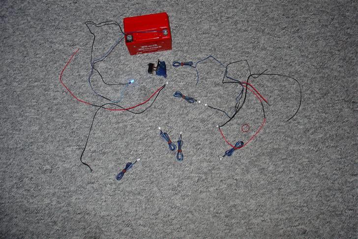 Suzuki SMX Projekt. - Batteriet og mine dioder. 
flere dioder kommer. billede 50