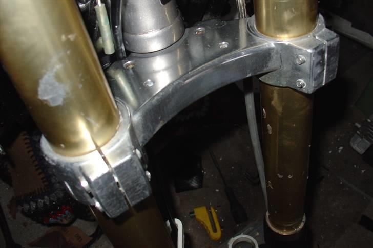 Suzuki SMX Projekt. - Igang med at polere forgaffelbroen.
læg mærke til forgaffelbenene. har pillet Carbonklistermærkerne af.. billede 51