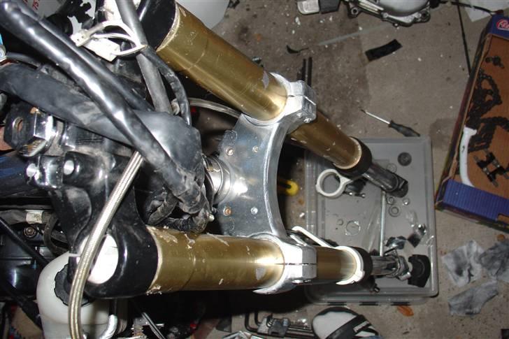 Suzuki SMX Projekt. - Har pillet carbonklistermærkerne af forgaffelbenene.
Igang med at polere forgaffelbroen. billede 52