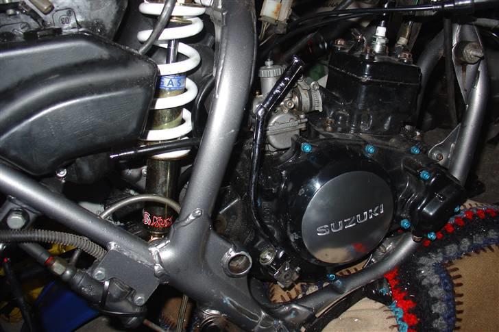 Suzuki SMX Projekt. - Så er der sat kickstarterarm på.
Motoren er vildt beskidt, den bliver vasket snart. billede 53