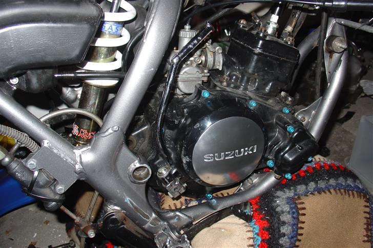 Suzuki SMX Projekt. - Så er der sat kickstarter arm på.
Motoren er vildt beskidt, den bliver vasket snart. billede 54