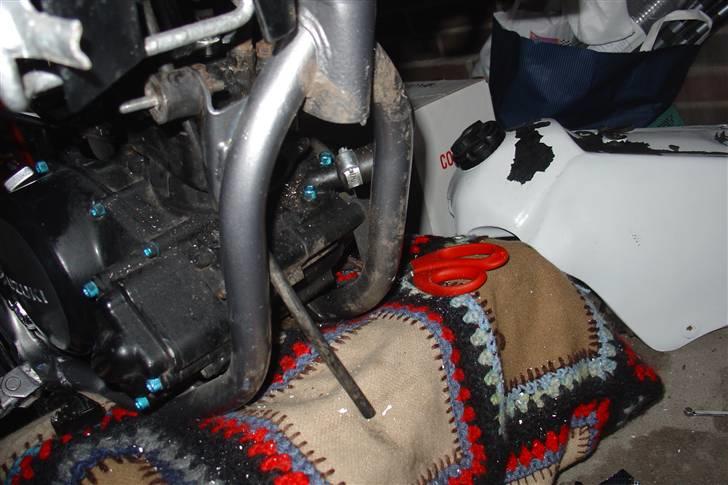 Suzuki SMX Projekt. - Bare lige for at vise hvor beskidt motoren er - den bliver vasket snart! billede 60