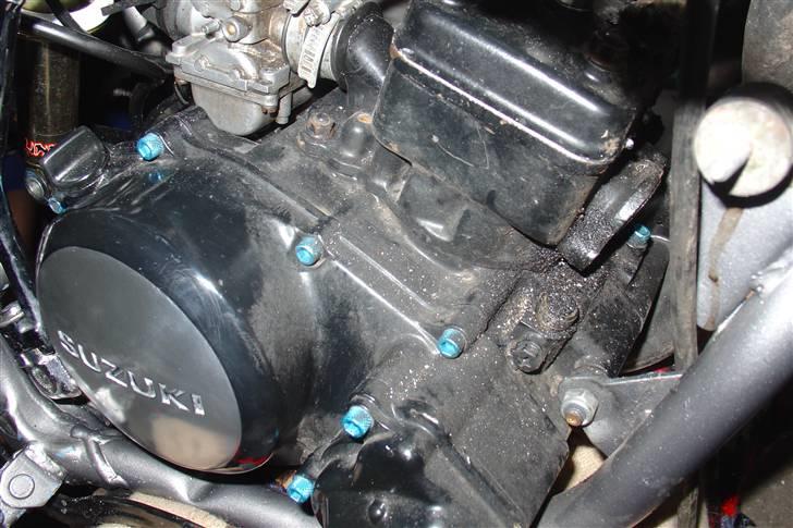 Suzuki SMX Projekt. - Bare lige for at vise hvor beskidt motoren er - den bliver vasket snart! billede 61