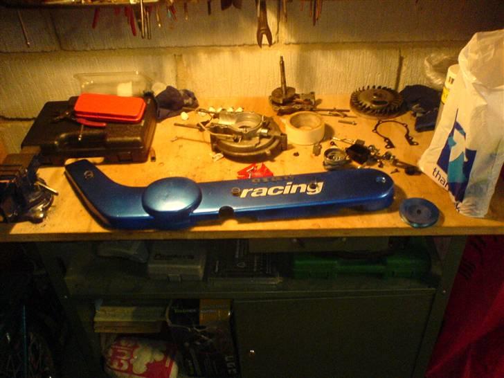 Vespa Ciao tuning - much power :D - Her ligger nogen af delene til vespaen :)
 billede 3