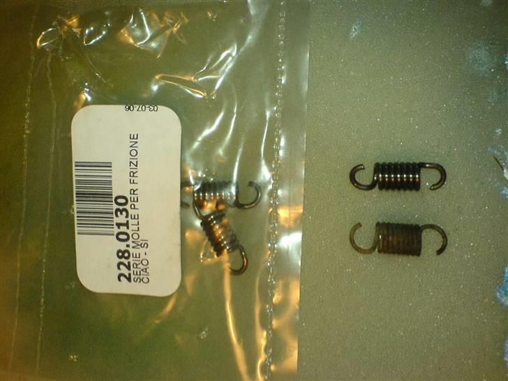 Vespa Ciao tuning - much power :D - Std fjeder og POLINI fjeder !!!
Polini fjederen har mindre drejninger = hurtigt optræk og lyder SINDSYGT som en crosser !!!!! billede 13