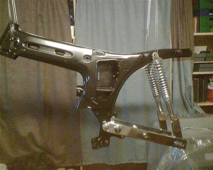 Opbygning af min Yamaha FS1 DX - Bagsvinger og støddæmpere er sat på. billede 5