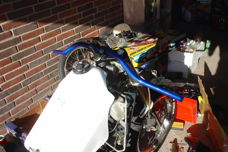 Suzuki SMX Projekt. - Tanken og styret sat på smx'en, lige kommet tilbage fra maler. billede 69