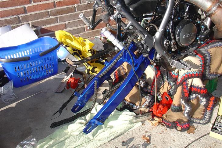 Suzuki SMX Projekt. - Bagsvinger sat på, lige kommet tilbage fra maler.
Sindssyg flot farve! billede 70