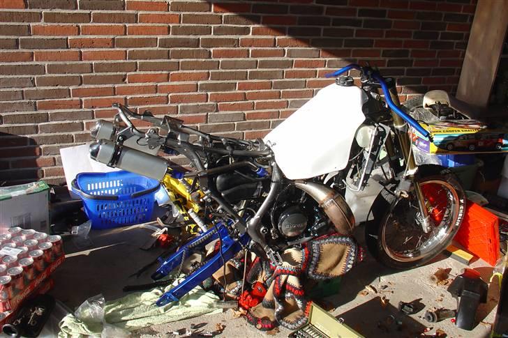 Suzuki SMX Projekt. - Bagsvinger, styr og tank sat på smx'en. lige kommet tilbage fra maler. billede 71