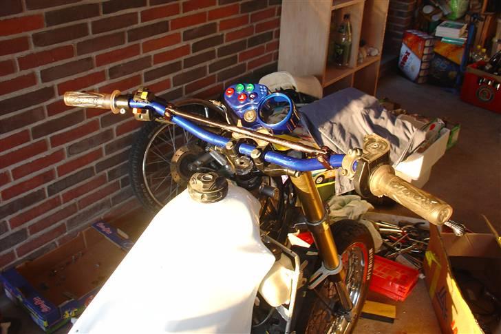 Suzuki SMX Projekt. - Tank, styr og speedometerholder sat på smx'en, lige kommet tilbage fra maler. billede 72