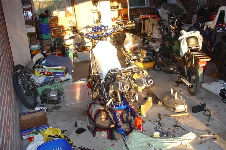 Suzuki SMX Projekt. - Smx'en bagfra. 
Læg mærke til de to metrakitpotter. billede 74