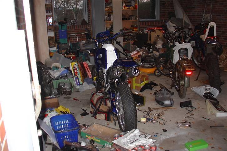 Suzuki SMX Projekt. - Igang med at samle smx'en .
skjoldene lige kommet tilbage fra maler. 
Igang med at sætte baghjulet på, derfor det sidder skævt. billede 78