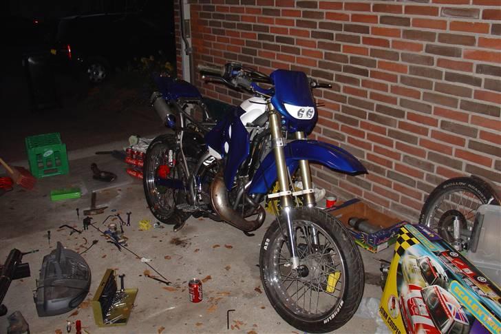 Suzuki SMX Projekt. - Igang med at samle smx'en .
skjoldene lige kommet tilbage fra maler. billede 79