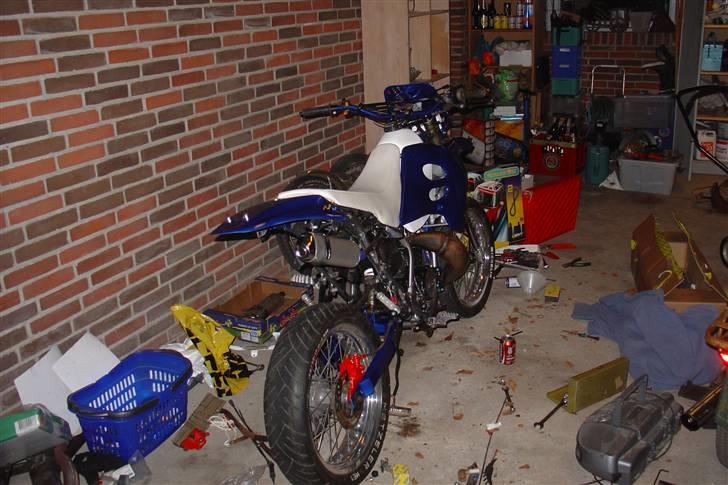 Suzuki SMX Projekt. - Kæft hun ser godt ud bagfra .
mangler bare det hvide underbagskjold. billede 83