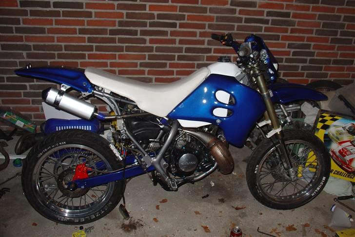 Suzuki SMX Projekt. - Igang med at samle smx'en .
skjoldene lige kommet tilbage fra maler. 

Næsten samlet helt, mangler kun sideskjold som er specielt skåret. billede 84