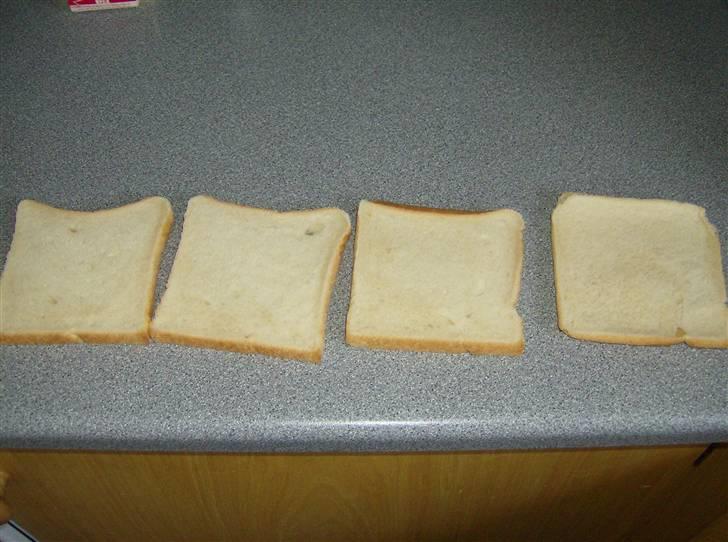Scooterværksted mad (1) - Først tager du 4 stykker toast brød billede 8