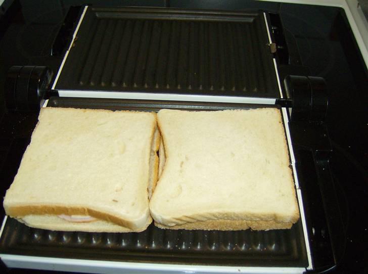 Scooterværksted mad (1) - Så ligger du dem i toast maskinen, som du har tændt forinden og som er blevet godt varm nu. billede 14