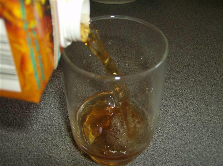 Scooterværksted mad (1) - Hælder iste´en op i glaset billede 17