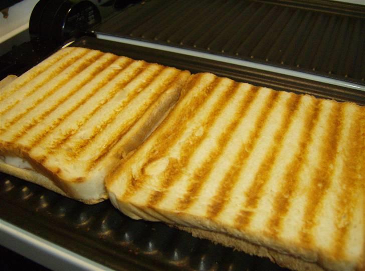 Scooterværksted mad (1) - Når toast´ene er blevet godt gylden brune. så er de færdige. pas på du ikke brænder dem på. billede 19