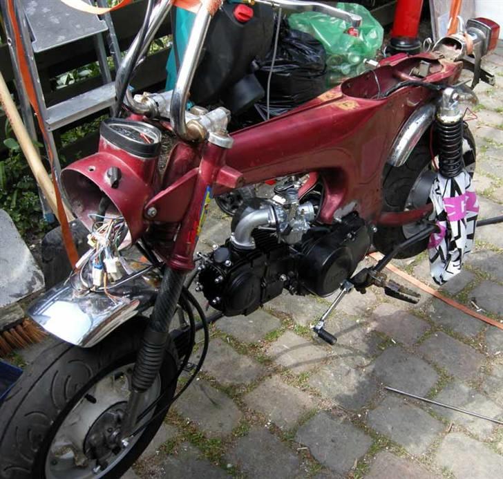Montering af 140 Ccm på Sonny O´s Dax - Motoren er på billede 13