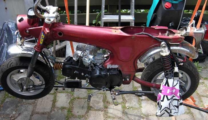 Montering af 140 Ccm på Sonny O´s Dax - Motoren er på billede 14